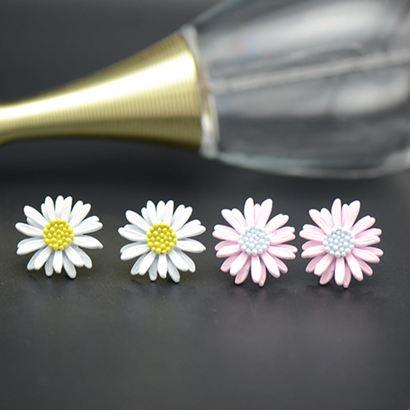 Small daisy flower earrings